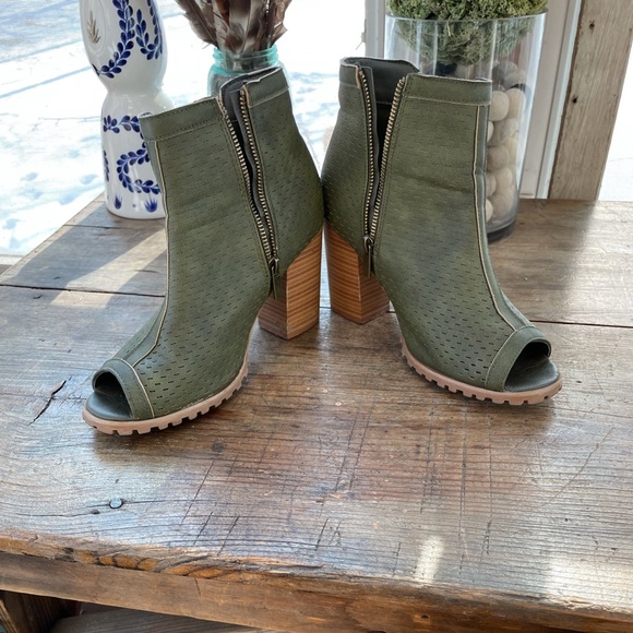 Seven 7 Ashbury Open Toe Ankle Boot - Picture 2 of 6